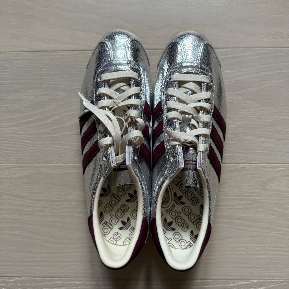 NWT adidas Originals Country OG Shoes in Silver Metallic/Maroon/Off-White - Picture 3 of 7